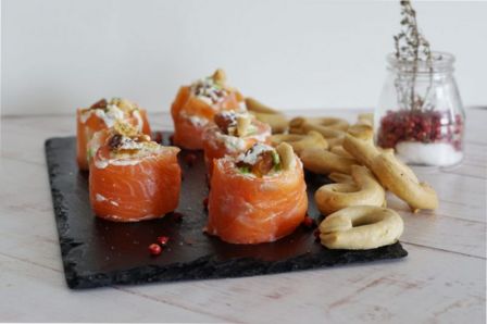 Ricetta involtini di salmone, un finger food perfetto per l’aperitivo