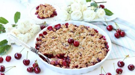 Ricetta crumble di ciliegie, una variante del noto dolce anglosassone