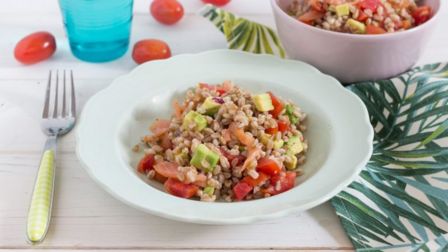 Ricetta insalata di farro con salmone affumicato e avocado, fresca e colorata perfetta per l’estate