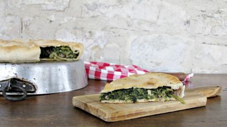 Ricetta torta salata cicoria e salsiccia, un mix classico per una torta rustica e saporita