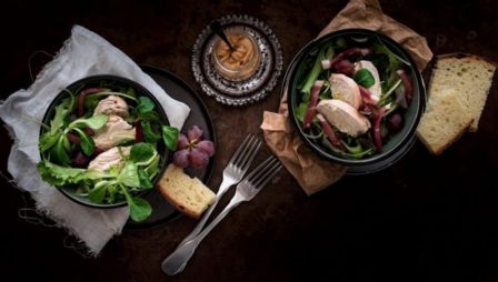 Ricetta insalata di pollo con uva e speck, un piatto completo dal gusto deciso
