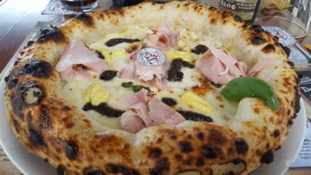 Pizzeria Fra Diavolo a Torino, recensione: oltre il successo di un’ostia sulla pizza