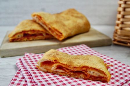 Focaccia ripiena con pomodoro prosciutto e mozzarella