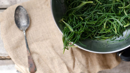 Carpaccio di pesce spada con agretti e salsa al lime