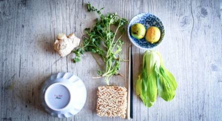 Noodles con zenzero pak choi e lime