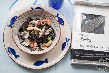 Spaghetti al nero di seppia allo scoglio al profumo di limone