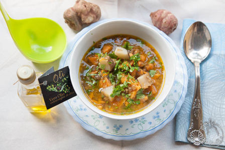 Zuppa con lenticchie, patate rosse dolci, topinambur e lemongrass