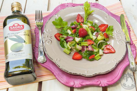 Insalata mista estiva con fragole e olio extravergine d’oliva a bassa acidità