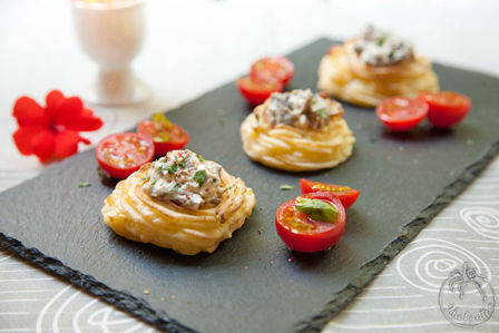 Nidi di purè di patate con funghi e formaggio di capra