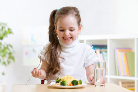 Come convincere i bambini a mangiare frutta e verdura?