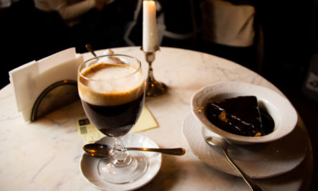 Storia e ricetta del Bicerin piemontese, una bevanda antica