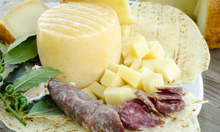 Alla scoperta del pane carasau sardo e dell’antico rituale di preparazione