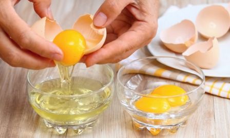 Mangiare le uova crude fa male alla salute?