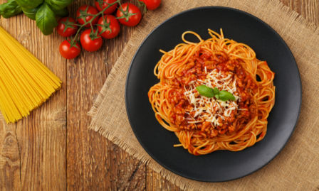 Sulle tracce degli spaghetti alla bolognese con Luca Cesari: la vera origine del piatto più discusso