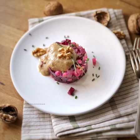 Tartare di barbabietola e mela mela con salsa di noci