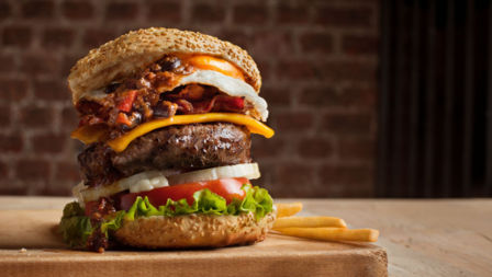 Coronavirus a Milano. Tocca agli hamburger: chiude Rock Burger