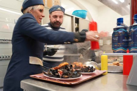 La zuppa di cozze della Figlia d”o Marenaro crea il panico: arriva la polizia