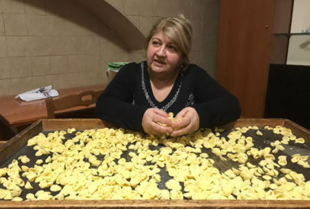 La differenza tra orecchiette e cavatelli spiegata con una ricetta a Csaba Dalla Zorza