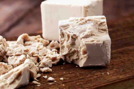 Ricetta semplice del pane fatto in casa croccante. Lievito naturale o secco?