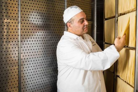 Una pasta italiana migliore rende speciale la ricetta: spaghetti al pomodoro