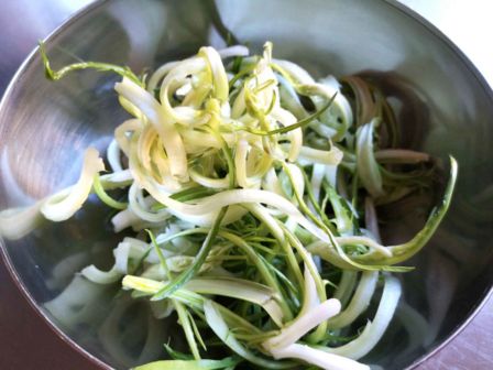Spaghetti aglio olio e puntarelle, la ricetta facile del piatto salva cena