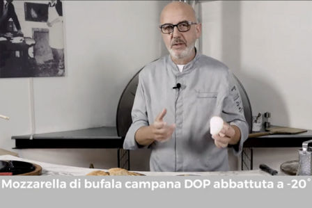 La mozzarella sulla pizza di Franco Pepe. O è congelata o è DOP