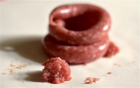 Salsiccia di Bra: mangiarla cruda o no dopo l’arresto dei macellai per solfiti