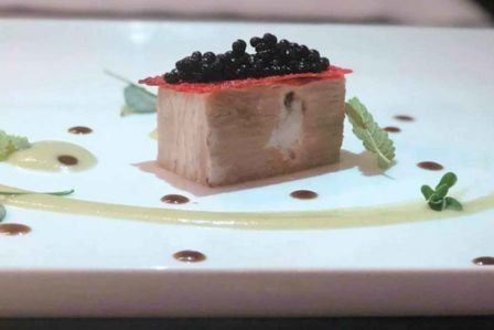 Manzo in oliocottura. Ricetta da fare a casa con perle di aceto balsamico